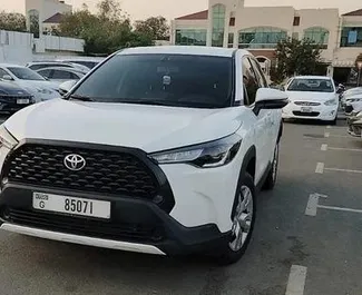 Vooraanzicht van een huurauto Toyota Corolla Cross in Dubai, Verenigde Arabische Emiraten ✓ Auto #13959. ✓ Transmissie Automatisch TM ✓ 0 beoordelingen.