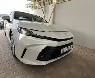 Hybride motor van L van Toyota Camry 2024 te huur in Dubai.