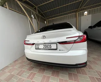 Autohuur Toyota Camry 2024 in in de VAE, met Hybride brandstof en 204 pk ➤ Vanaf 93 AED per dag.