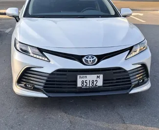 Autohuur Toyota Camry 2024 in in de VAE, met Benzine brandstof en 203 pk ➤ Vanaf 93 AED per dag.