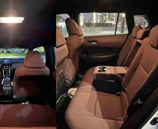 Vooraanzicht van een huurauto Toyota Corolla Cross in Dubai, Verenigde Arabische Emiraten ✓ Auto #13957. ✓ Transmissie Automatisch TM ✓ 0 beoordelingen.