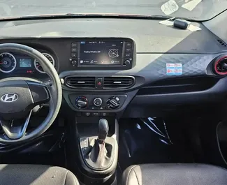 Vooraanzicht van een huurauto Hyundai i10 in Dubai, Verenigde Arabische Emiraten ✓ Auto #13977. ✓ Transmissie Automatisch TM ✓ 0 beoordelingen.
