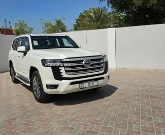 Vooraanzicht van een huurauto Toyota Land Cruiser 300 in Dubai, Verenigde Arabische Emiraten ✓ Auto #13952. ✓ Transmissie Automatisch TM ✓ 0 beoordelingen.