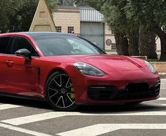 Vooraanzicht van een huurauto Porsche Panamera in Alicante, Spanje ✓ Auto #13962. ✓ Transmissie Automatisch TM ✓ 0 beoordelingen.