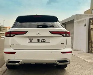 Vooraanzicht van een huurauto Mitsubishi Outlander in Dubai, Verenigde Arabische Emiraten ✓ Auto #11633. ✓ Transmissie Automatisch TM ✓ 0 beoordelingen.