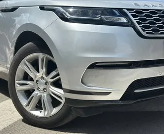 Interieur van Land Rover Range Rover Velar te huur in Spanje. Een geweldige auto met 5 zitplaatsen en een Automatisch transmissie.