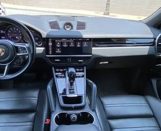 Porsche Cayenne 2020 beschikbaar voor verhuur in Alicante, met een kilometerlimiet van 200 km/dag.