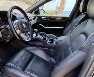 Interieur van Porsche Cayenne te huur in Spanje. Een geweldige auto met 5 zitplaatsen en een Automatisch transmissie.