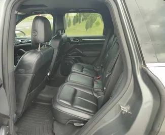 Porsche Cayenne 2018 met Aandrijving op alle wielen systeem, beschikbaar in Tbilisi.