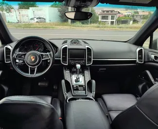 Interieur van Porsche Cayenne te huur in Georgië. Een geweldige auto met 5 zitplaatsen en een Automatisch transmissie.