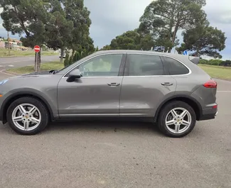 Benzine motor van 3,6L van Porsche Cayenne 2018 te huur in Tbilisi.