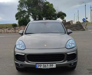 Vooraanzicht van een huurauto Porsche Cayenne in Tbilisi, Georgië ✓ Auto #13665. ✓ Transmissie Automatisch TM ✓ 0 beoordelingen.