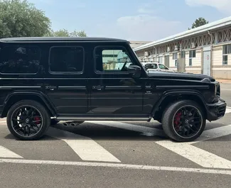 Interieur van Mercedes-Benz G63 AMG te huur in Spanje. Een geweldige auto met 5 zitplaatsen en een Automatisch transmissie.