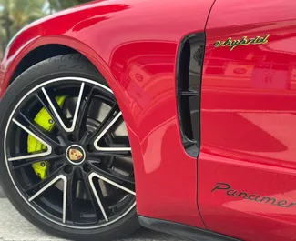 Porsche Panamera 2024 beschikbaar voor verhuur in Alicante, met een kilometerlimiet van 180 km/dag.