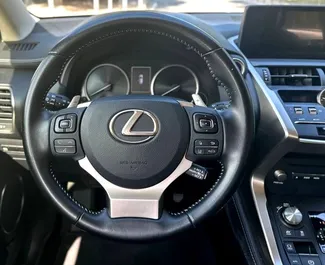 Benzine motor van 2,0L van Lexus NX 2021 te huur in Alicante.