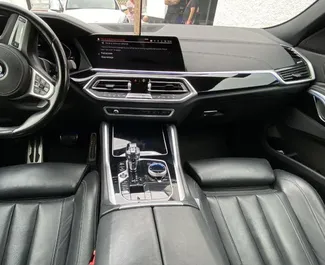 Interieur van BMW X6 te huur in Spanje. Een geweldige auto met 5 zitplaatsen en een Automatisch transmissie.