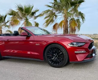 Vooraanzicht van een huurauto Ford Mustang GT Cabrio in Alicante, Spanje ✓ Auto #14017. ✓ Transmissie Automatisch TM ✓ 0 beoordelingen.