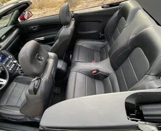 Ford Mustang GT Cabrio 2023 met Aandrijving achteraan systeem, beschikbaar in Alicante.