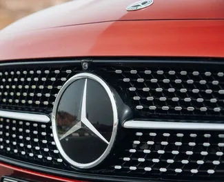 Benzine motor van 3,0L van Mercedes-Benz E-Class Cabrio 2023 te huur in Alicante.