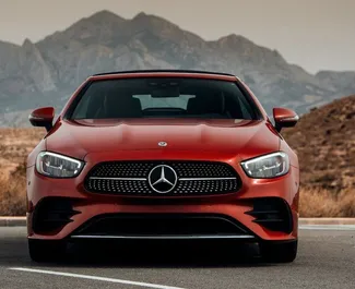 Mercedes-Benz E-Class Cabrio 2023 met Vooraandrijving systeem, beschikbaar in Alicante.