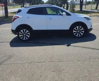 Vooraanzicht van een huurauto Buick Encore in Tbilisi, Georgië ✓ Auto #14053. ✓ Transmissie Automatisch TM ✓ 0 beoordelingen.