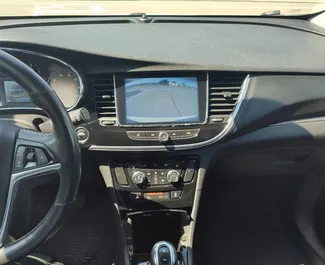 Interieur van Buick Encore te huur in Georgië. Een geweldige auto met 5 zitplaatsen en een Automatisch transmissie.
