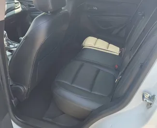 Benzine motor van 1,8L van Buick Encore 2021 te huur in Tbilisi.