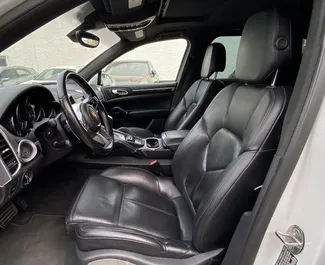 Benzine motor van 3,0L van Porsche Cayenne 2017 te huur in Alicante.