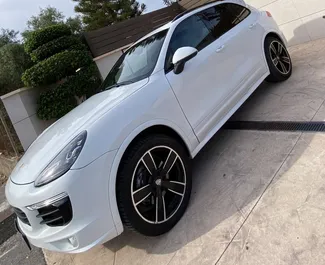 Interieur van Porsche Cayenne te huur in Spanje. Een geweldige auto met 5 zitplaatsen en een Automatisch transmissie.