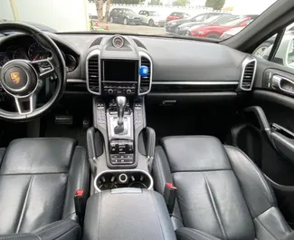 Porsche Cayenne 2017 beschikbaar voor verhuur in Alicante, met een kilometerlimiet van 200 km/dag.