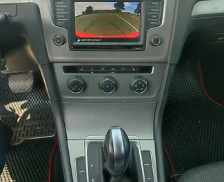Volkswagen Golf 8 2018 met Vooraandrijving systeem, beschikbaar in Tbilisi.