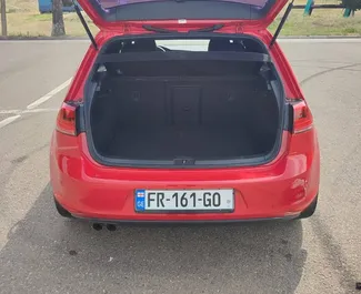Interieur van Volkswagen Golf 8 te huur in Georgië. Een geweldige auto met 5 zitplaatsen en een Automatisch transmissie.