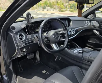 Interieur van Mercedes-Benz S500 te huur in Spanje. Een geweldige auto met 5 zitplaatsen en een Automatisch transmissie.