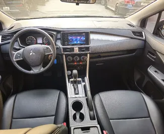 Mitsubishi Xpander 2024 beschikbaar voor verhuur in Dubai, met een kilometerlimiet van onbeperkt.