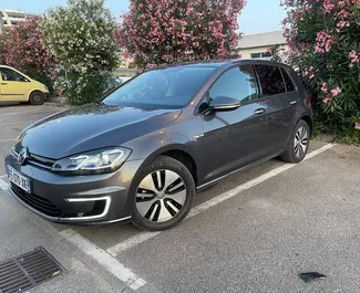 Vooraanzicht van een huurauto Volkswagen Golf 7 in Bar, Montenegro ✓ Auto #14072. ✓ Transmissie Automatisch TM ✓ 0 beoordelingen.