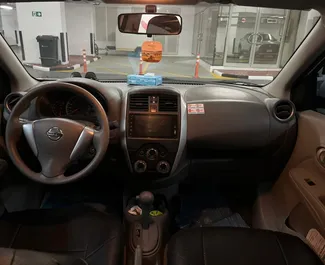 Vooraanzicht van een huurauto Nissan Sunny in Dubai, Verenigde Arabische Emiraten ✓ Auto #13944. ✓ Transmissie Automatisch TM ✓ 0 beoordelingen.