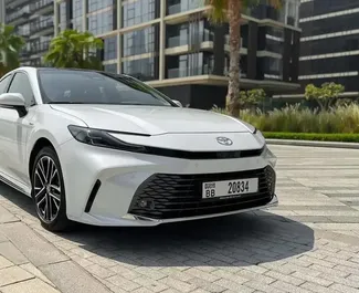 Vooraanzicht van een huurauto Toyota Camry in Dubai, Verenigde Arabische Emiraten ✓ Auto #13950. ✓ Transmissie Automatisch TM ✓ 0 beoordelingen.