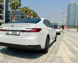 Vooraanzicht van een huurauto Toyota Camry in Dubai, Verenigde Arabische Emiraten ✓ Auto #13949. ✓ Transmissie Automatisch TM ✓ 0 beoordelingen.