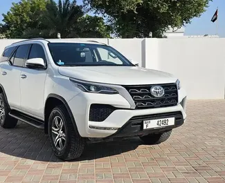 Autohuur Toyota Fortuner 2024 in in de VAE, met Benzine brandstof en 166 pk ➤ Vanaf 107 AED per dag.
