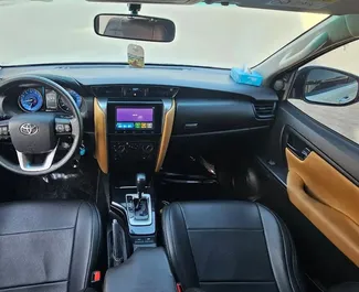 Vooraanzicht van een huurauto Toyota Fortuner in Dubai, Verenigde Arabische Emiraten ✓ Auto #11628. ✓ Transmissie Automatisch TM ✓ 0 beoordelingen.