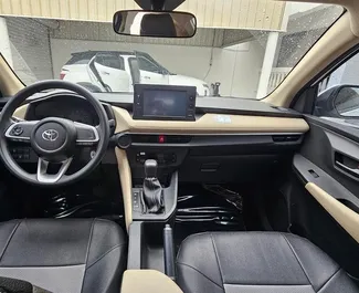 Vooraanzicht van een huurauto Toyota Yaris Ativ in Dubai, Verenigde Arabische Emiraten ✓ Auto #13947. ✓ Transmissie Automatisch TM ✓ 0 beoordelingen.