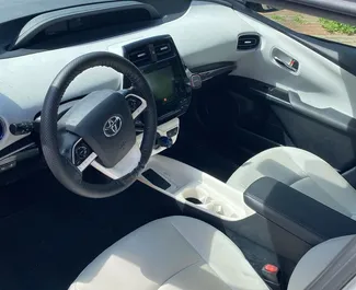 Autohuur Toyota Prius 2016 in in Georgië, met Hybride brandstof en 121 pk ➤ Vanaf 85 GEL per dag.