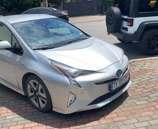 Vooraanzicht van een huurauto Toyota Prius in Batumi, Georgië ✓ Auto #14102. ✓ Transmissie Automatisch TM ✓ 0 beoordelingen.