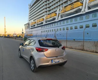 Vooraanzicht van een huurauto Mazda 2 in Chania, Griekenland ✓ Auto #9531. ✓ Transmissie Handmatig TM ✓ 0 beoordelingen.