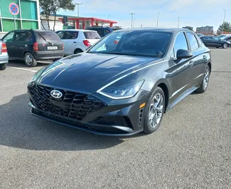Vooraanzicht van een huurauto Hyundai Sonata in Koetaisi, Georgië ✓ Auto #14107. ✓ Transmissie Automatisch TM ✓ 0 beoordelingen.