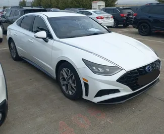 Vooraanzicht van een huurauto Hyundai Sonata in Koetaisi, Georgië ✓ Auto #14106. ✓ Transmissie Automatisch TM ✓ 0 beoordelingen.