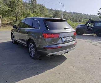 Interieur van Audi Q7 te huur in Georgië. Een geweldige auto met 7 zitplaatsen en een Automatisch transmissie.