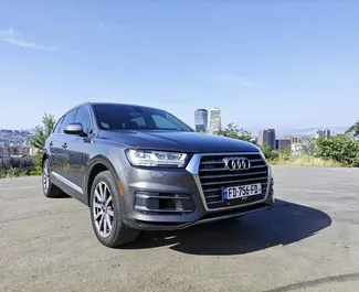 Vooraanzicht van een huurauto Audi Q7 in Tbilisi, Georgië ✓ Auto #14154. ✓ Transmissie Automatisch TM ✓ 0 beoordelingen.