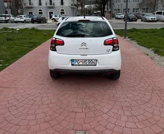 Vooraanzicht van een huurauto Citroen C3 in Budva, Montenegro ✓ Auto #14153. ✓ Transmissie Handmatig TM ✓ 0 beoordelingen.