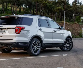 Vooraanzicht van een huurauto Ford Explorer in Tbilisi, Georgië ✓ Auto #14124. ✓ Transmissie Automatisch TM ✓ 0 beoordelingen.